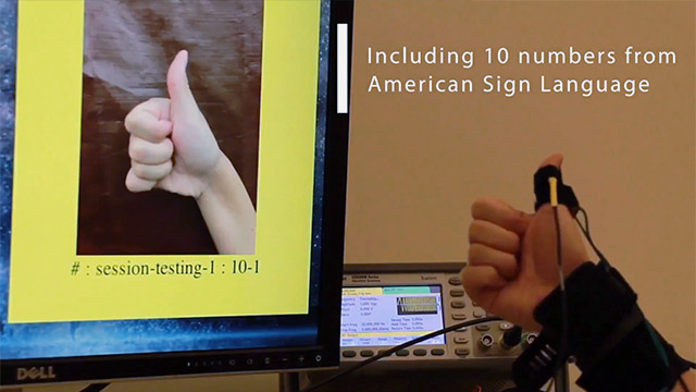 Študent univerzity Georgii, Cheng Zhang, vyvinul prsteň a náramok pre prenášanie posunkovej reči do písanej podoby za pomoci zvukových vĺn.
