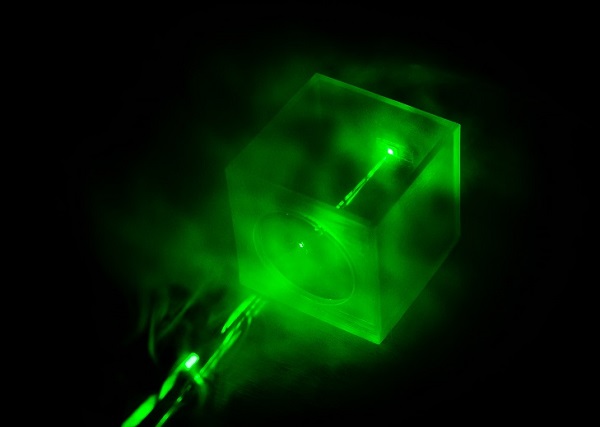 Vďaka nanomateriálu sa zvýši intenzita laserového svetla prechádzajúceho molekulami plynu.
