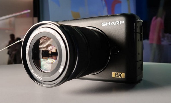 Spoločnosť Sharp predstavila prototyp profesionálneho fotoaparátu s CMOS snímačom Micro Four Third, ktorý sníma vo vysokom rozlíšení 8K.