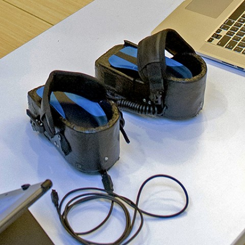 Senzory ukryté v obuvi GEAR dokážu rozonávať pohyb špičky a päty nôh a transformuje ich do ovládania počítačových hier