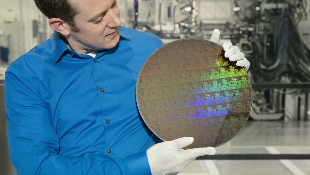 Výskumník Nicolas Loubet z IBM drží platňu s novými 5 nm čipmi.