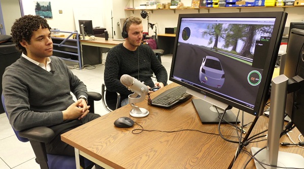 PhD študent Brian A. Smith (vľavo) z katedry počítačovej vedy na Kolumbijskej univerzite v New Yorku vytvoril technológiu s označením RAD, ktorá je založená na zvukovom rozhraní pre navigáciu nevidiacich v pretekárskych počítačových hrách.