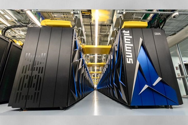 Superpočítač ORNL Summit je schopný spracovať ohromujúcich 200 000 biliónov výpočtov za sekundu (200 petaflopov).