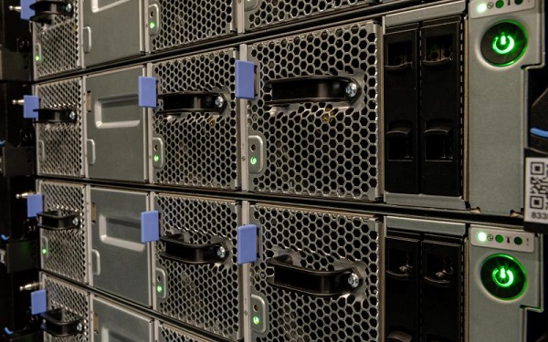 Najmodernejší superpočítač Summit využíva systém IBM AC922, ktorý sa skladá zo 4 608 serverov.