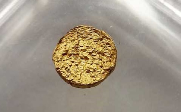 18 karátové zlato s polymérovým latexom ako základným materiálom vyzerá podobne ako tradičné zlato odľahčené kovom.
