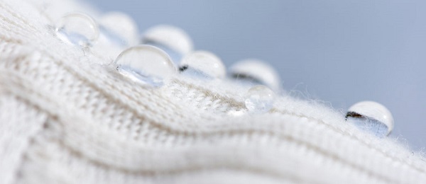 Vedci z univerzity Aalto vyvinuli ekologický povlak z vosku a škrobu, ktorý umožní, aby látka oblečenia bola nepremokavá a zároveň priedušná.