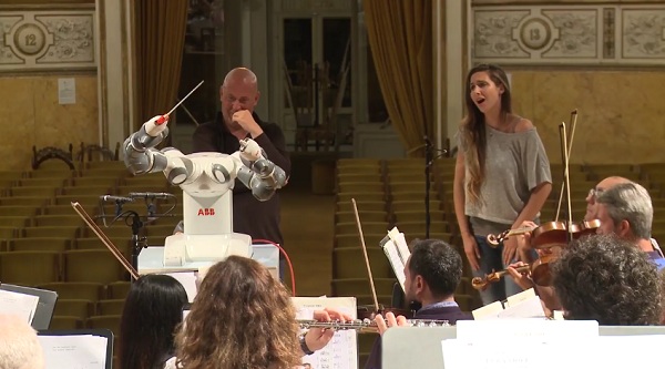 Spoločnosť ABB zostrojila dvojramenného robota s názvom YuMi, ktorý sa dokáže zhostiť úlohy dirigenta orchestru.