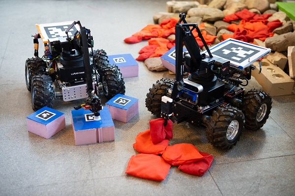 Výskumníci z univerzity v Buffale sa zaoberajú novým druhom autonómnych robotov, ktoré pre prekonanie prekážok dokážu budovať rôzne štruktúry podobne ako to robia v prírode bobry.