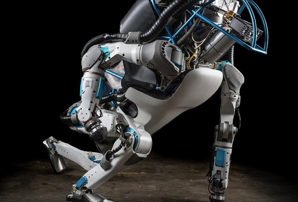 Robot Atlas sa za niekoľko rokov vývoja dostal z nemotorného stroja, ktorý sa učil udržať rovnováhu až doslova k robotickému atlétovi.