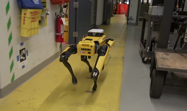 Štvornohý robot SpotMini sa pochválil svojou schopnosťou dynamicky reagovať na prekážky v priestore počas autonómnej prechádzky v budove spoločnosti Boston Dynamics.