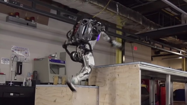 Humanoidný robot Atlas.