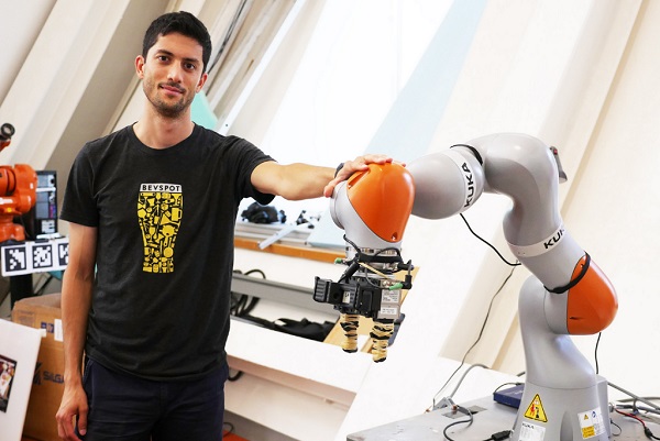 Študent PhD Lucas Manuelli spolupracoval s hlavným autorom projektu Pete Florencem na robotickom systéme, ktorý využíva neurónovú sieť a počítačové videnie pre zdvíhanie prakticky akýchkoľvek predmetov.