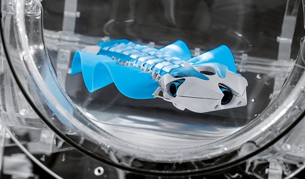 Robotická sépiea BionicFinWave je vybavená dvomi vlastnými plutvami, ktoré sú vyrobené z veľmi flexibilného silikónu.