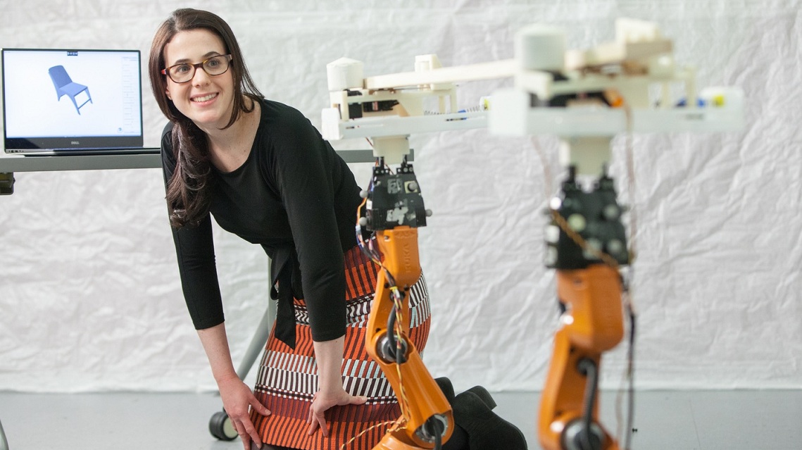 PhD študentka Adriana Schulzová jednou z vedúcich projektu experimentálneho systému AutoSaw, ktorý aj amatérom umožní s pomocou robotov vytvárať vlastný nábytok na mieru.
