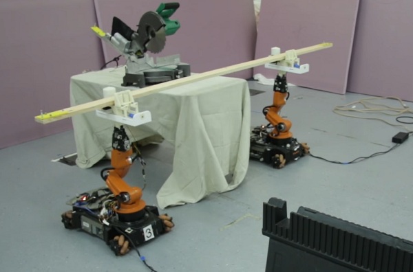 Systém AutoSaw používa dva malé mobilné roboty Kuka Youbot, ktoré sú vybavené systémom pre sledovanie pohybu. Roboty majú rameno, s ktorým zdvíhajú kusy nenazeraného dreva a spoločne ho prenášajú ku kotúčovej elektrickej píle.