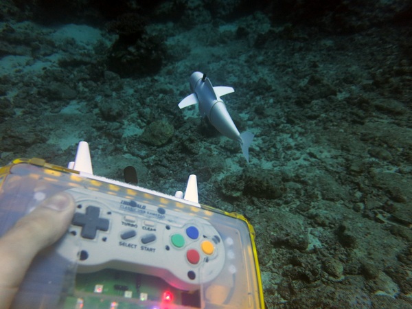 Tím už robotickú rybu SoFi otestoval aj v praxi, kedy sa potápala v oblasti Rainbow Reef na Fidži. K ovládaniu poslúžil modifikovaný vodotesný ovládač z hernej konzoly Super Nintendo.