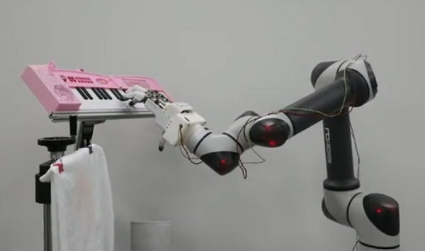 Najsilnejšia robotická ruka na svete vie citlivo zahrať na klavíri.
