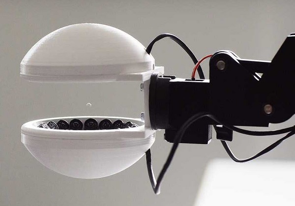 Robotický manipulátor využíva ultrazvukové vlny, vďaka ktorým môžu malé a krehké predmety levitovať vo vzduchu.
