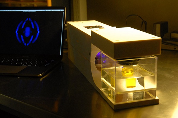 Nová  technológia s nulovým odpadom využíva svetlo pre vytváranie 3D predmetov s hladkými hranami. 