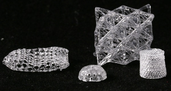 Rôzne zložité sklenené objekty vytvorené pomocou 3D tlačiarne.