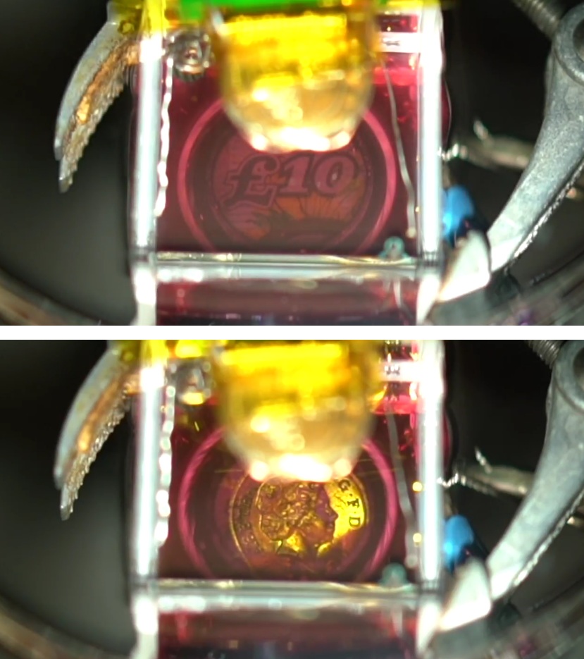 Na prvom obrázku je stav pred aplikáciou slabého elektrického napätia. Druhý obrázok znázorňuje preskupenie nanočastíc zlata a vytvorenie reflexnej vrstvy po aplikácii slabého elektrického napätia.