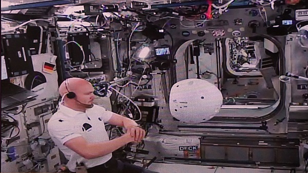 Robotický asistent CIMON v akcii na Medzinárodnej vesmírnej stanici. 