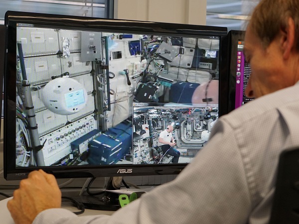 Robotický asistent CIMON v akcii na Medzinárodnej vesmírnej stanici.