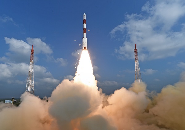 India vytvorila nový rekord v počte vesmírnych satelitov vynesených raketou v jedinej misii