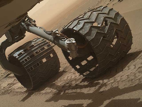 Kolesá na planetárom vozidle Curiosity už v priebehu roka začali vykazovať zjavné známky opotrebenia a postupne sa začali objavovať trhliny v kovových plátoch.