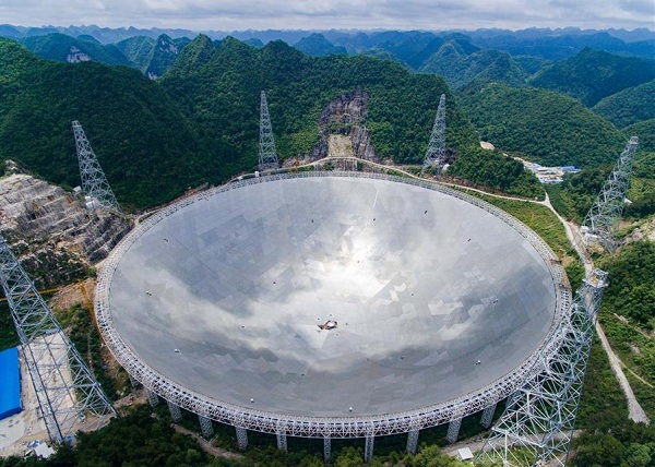 Rádiový teleskop FAST sa skaldá zo 4450 panelov a vytvára jednoliatu parabolickú plochu s priemerom 500 metrov