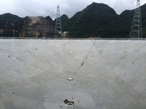 Uložením posledného trojuholníkového pásu bola dokončená výstavba najväčšieho rádiového teleskopu na svete, ktorý sa nachádza v oblasti Dawodang v Číne
