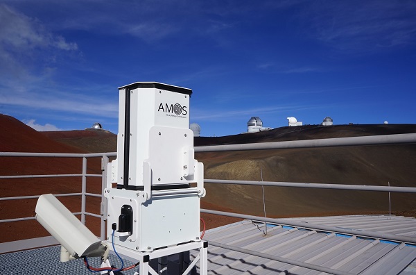 Systém AMOS (All-sky Meteor Orbit System) zaviedli na vrcholoch sopiek Haleakala a Mauna Kea.