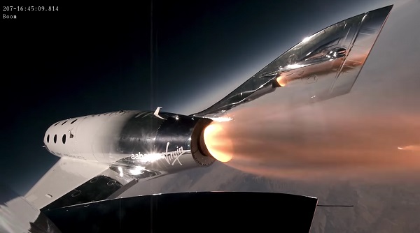 Po odpútaní sa spustilo VSS Unity svoj hybridný raketový motor a počas 42 sekúnd dosiahlo vesmírne lietadlo výšku 52 kilometrov pri rýchlosti až 2,47 machu (2 948 km / h).