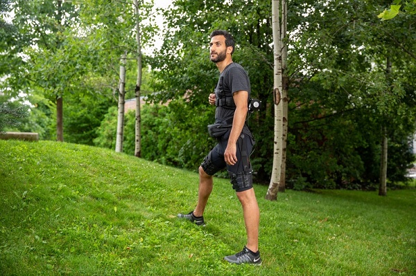 Ľahký a prenosný bedrový exoskeleton poskytne pomoc pri chôdzi aj behu.