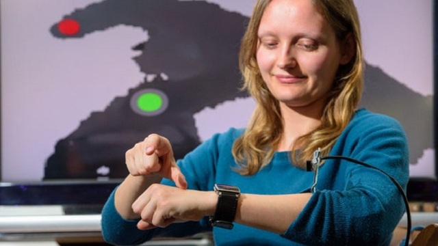 Vedci vyvíjajú nové ovládacie rozhranie Watch Sense pre inteligentné hodinky, ktoré vytvára virtuálnu dotykovú plochu nad rukou používateľa