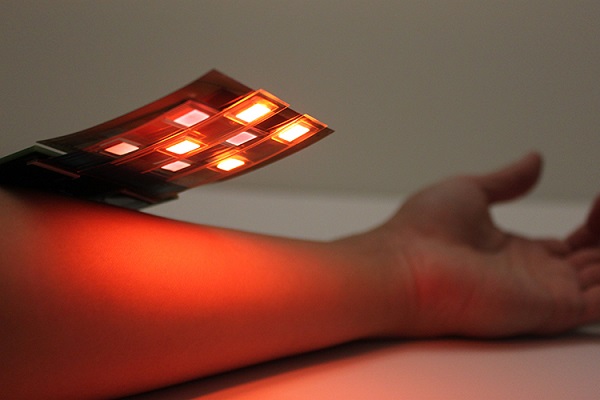 Flexibilný oximeter obsahuje sieť viacbodových LED diód, kde sa striedajú červené LED diódy a LED diódy so svetlom blízkym k infračervenému, spolu s fotodiódami.