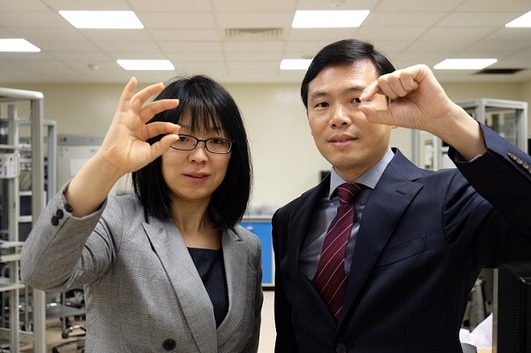 Výskumníci z Technologickej univerzity Nanyang (NTU) v Singapure vyvinuli malú náplasť zloženú z mikroihiel pre liečbu očných ochorení.