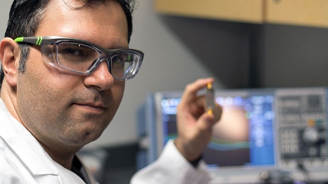 Mohammad Zarifi, odborný asistent z UBC Okanagan, ukazuje malý biosenzor, ktorý môže byť použitý na diagnostiku bakteriálnej infekcie v reálnom čase.