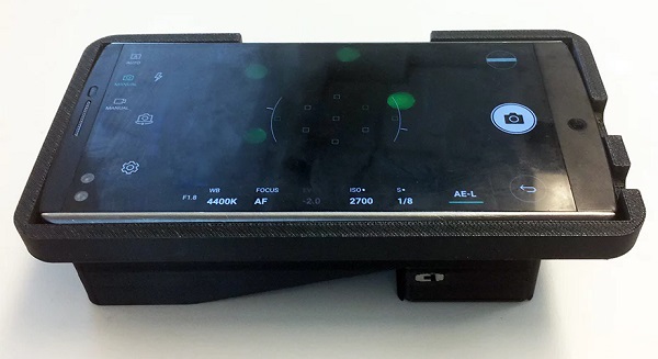 Prenosné zariadenie pre detekciu cyanobaktérií je prepojené so smartfónom.