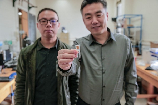 Výskumníci Guang Yao (vľavo) a Xudong Wang (vpravo) vyvinuli malé implantovateľné zariadenie, ktoré pomohlo potkanom stratiť celkovo 40 percent svojej telesnej hmotnosti.