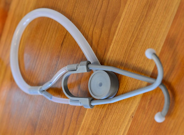 Vedci z kanadskej univerzity Western navrhli plastový stetoskop vyrobený technológiou 3D tlače za mimoriadne nízke finančné náklady.