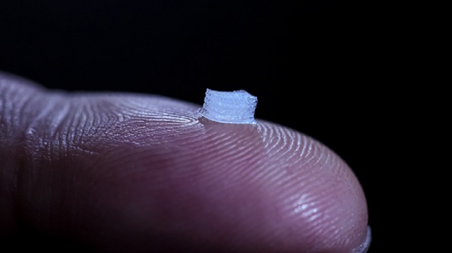 Nové 3D tlačené zariadenie sa skladá zo striedajúcich sa vrstiev silikónového nosiča a neurónových kmeňových buniek.