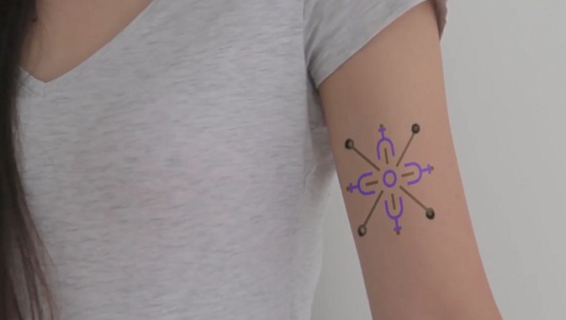 Vedci z Harvardu a MIT vyvinuli inteligentný atrament, z ktorého vytvorené tetovanie dokáže meniť farby pre sledovanie biometrických údajov nositeľa.