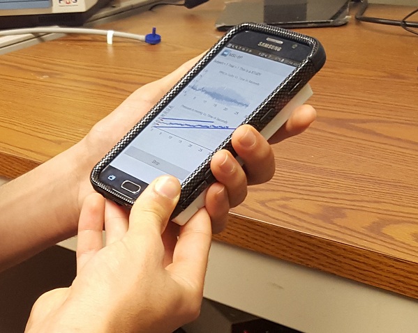 Vedci na Michiganskej štátnej univerzite vyvinuli prototyp tlakomera, ktorý je zabudovaný v kryte pre smartfón.